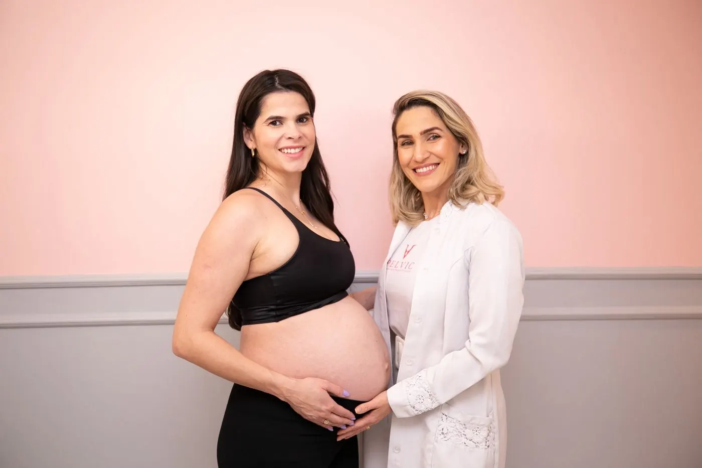 Gestante ao lado da fisioterapeuta pélvica na Pelvic Funcional